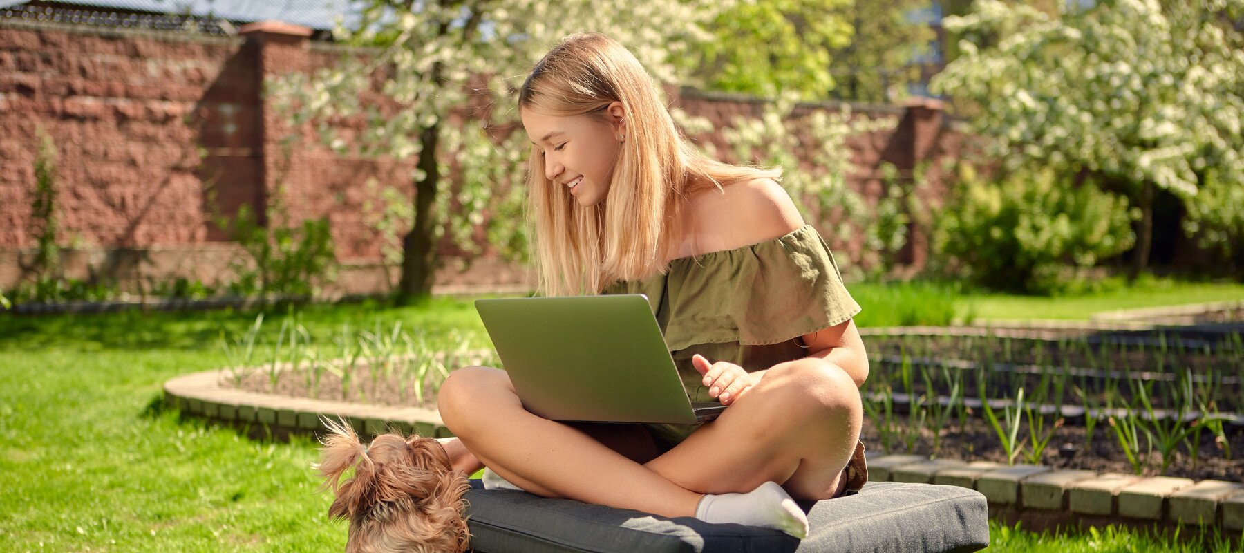 Jugendliche am Laptop im Garten